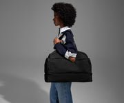 Person wearing the Featherlight Weekender on their shoulder