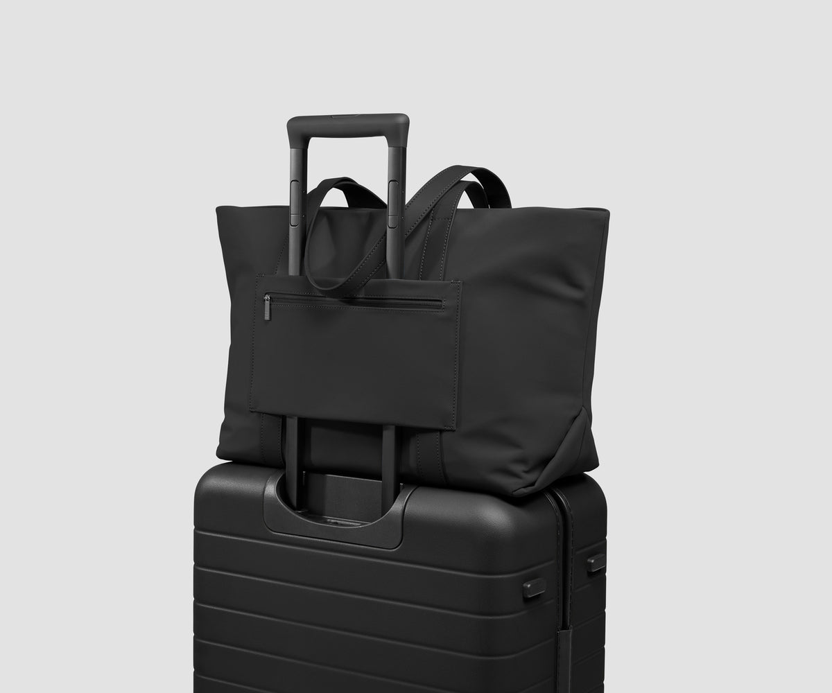 Signature Tote in Jet Black