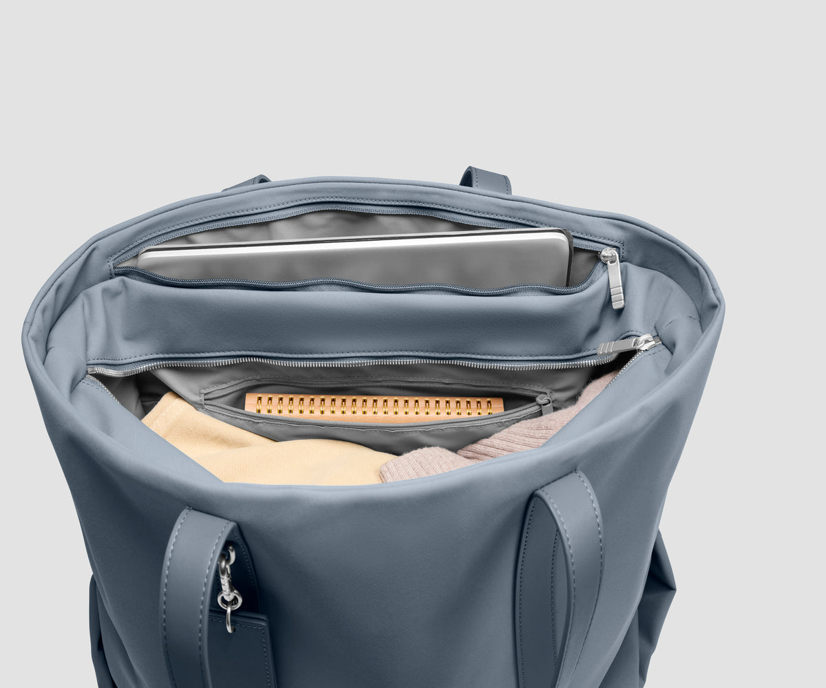 Signature Tote in Coast Blue