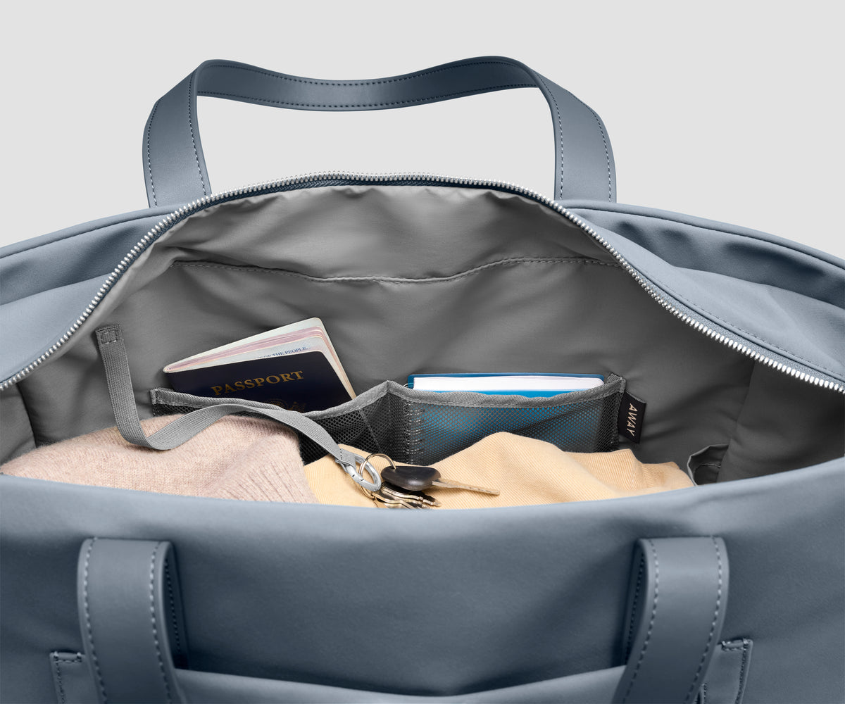 Signature Tote in Coast Blue