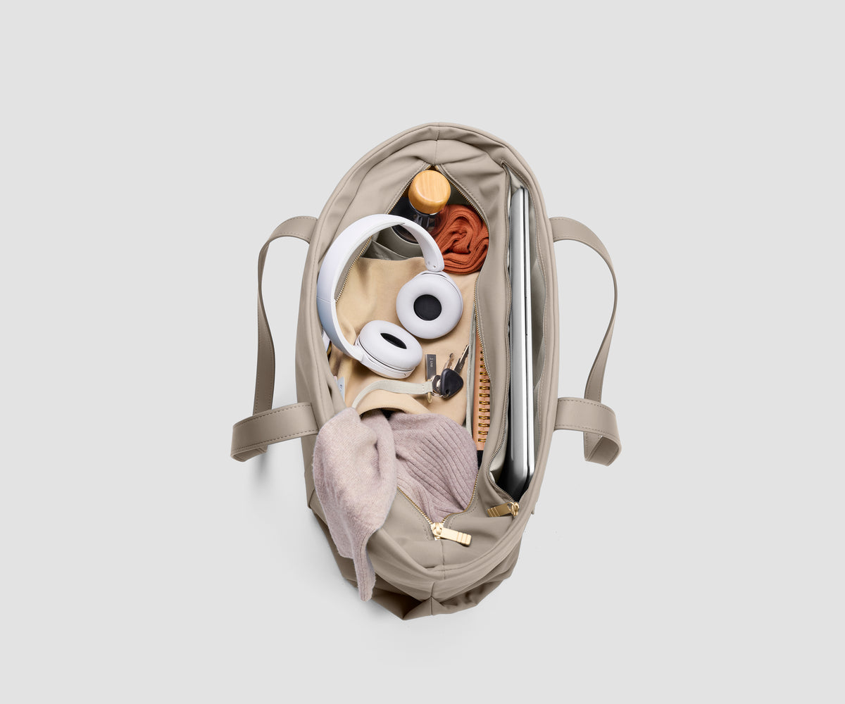 Signature Tote in Dune Taupe