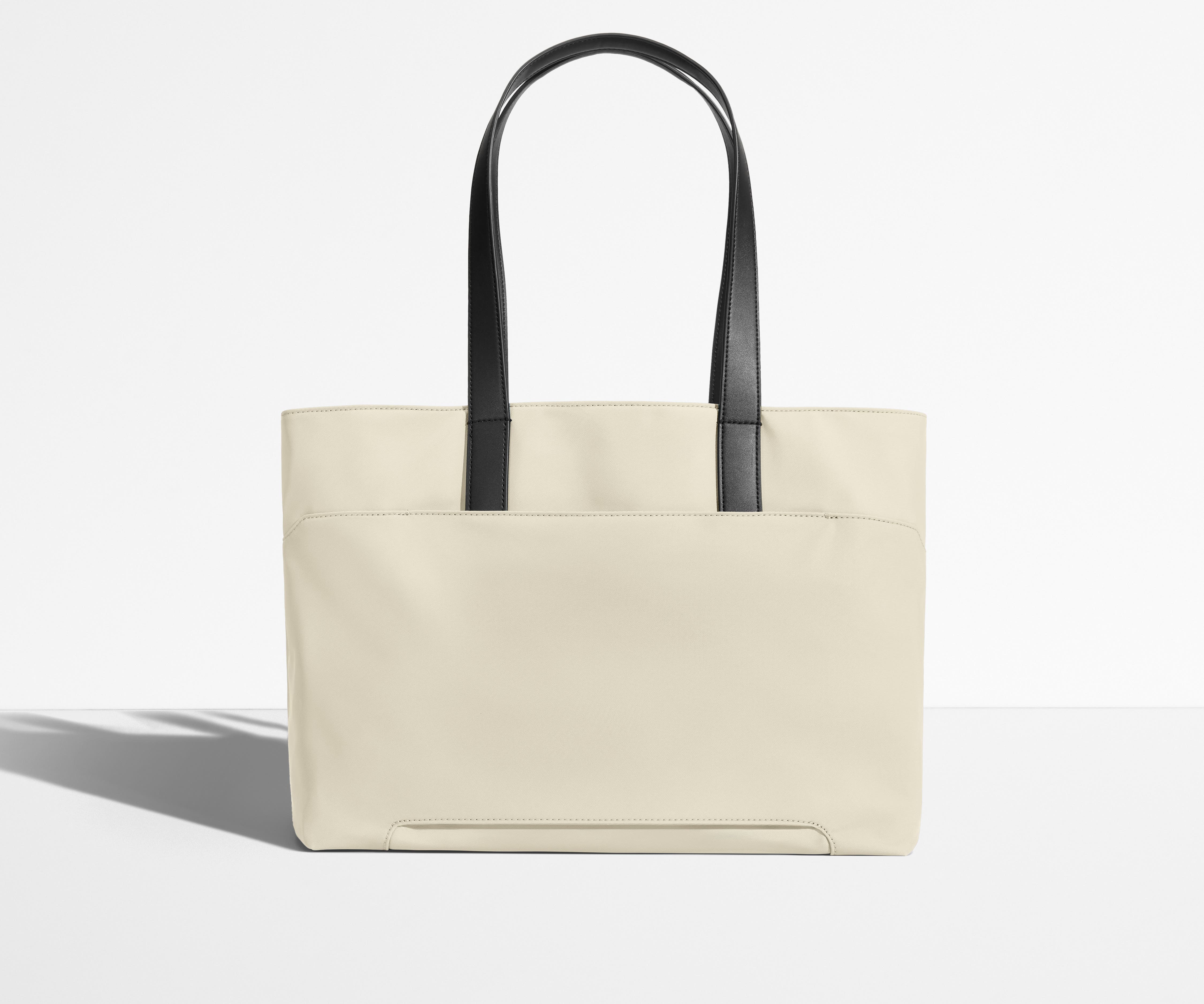 Trolley sleeve on the bag of the Everywhere Tote